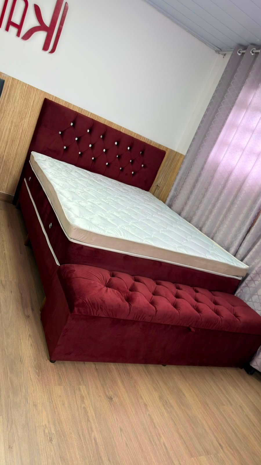 casal com pillow top - vinho showroom com recamier