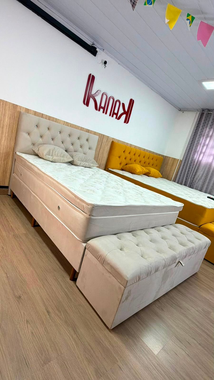 casal sem pillow top - bege showroom com recamier