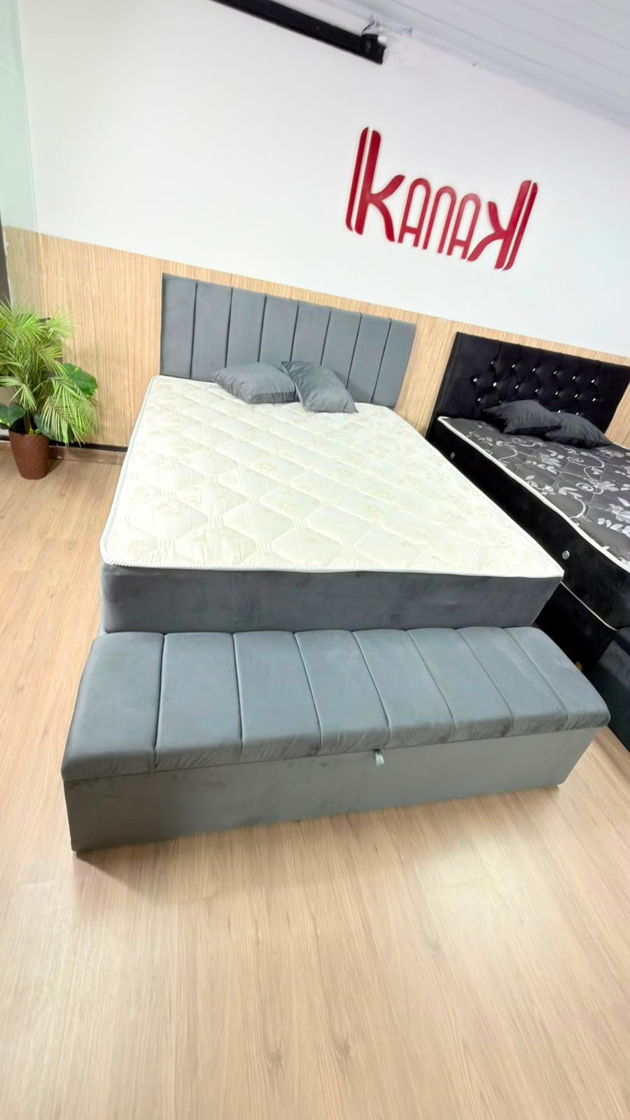 casal sem pillow top - cinza ripado showroom com recamier