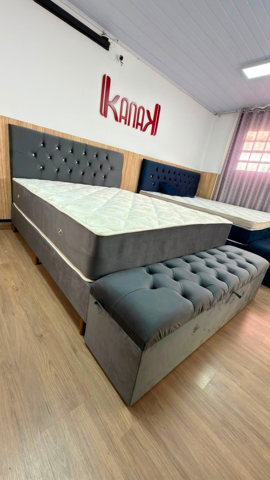 casal sem pillow top - cinza showroom com recamier