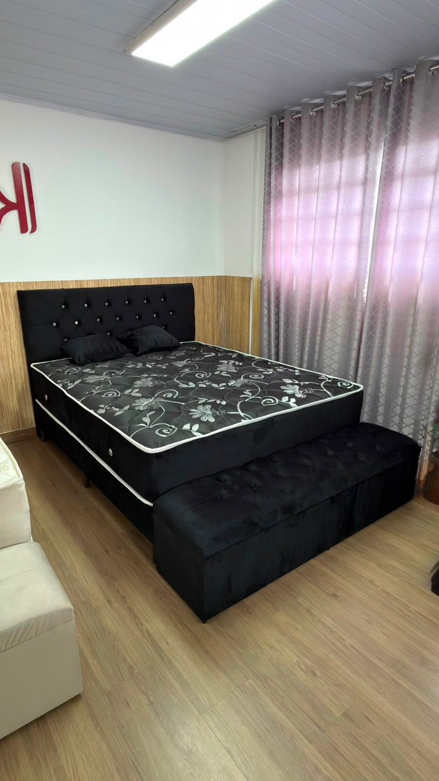 kingsize sem pillow top - preto showroom com recamier